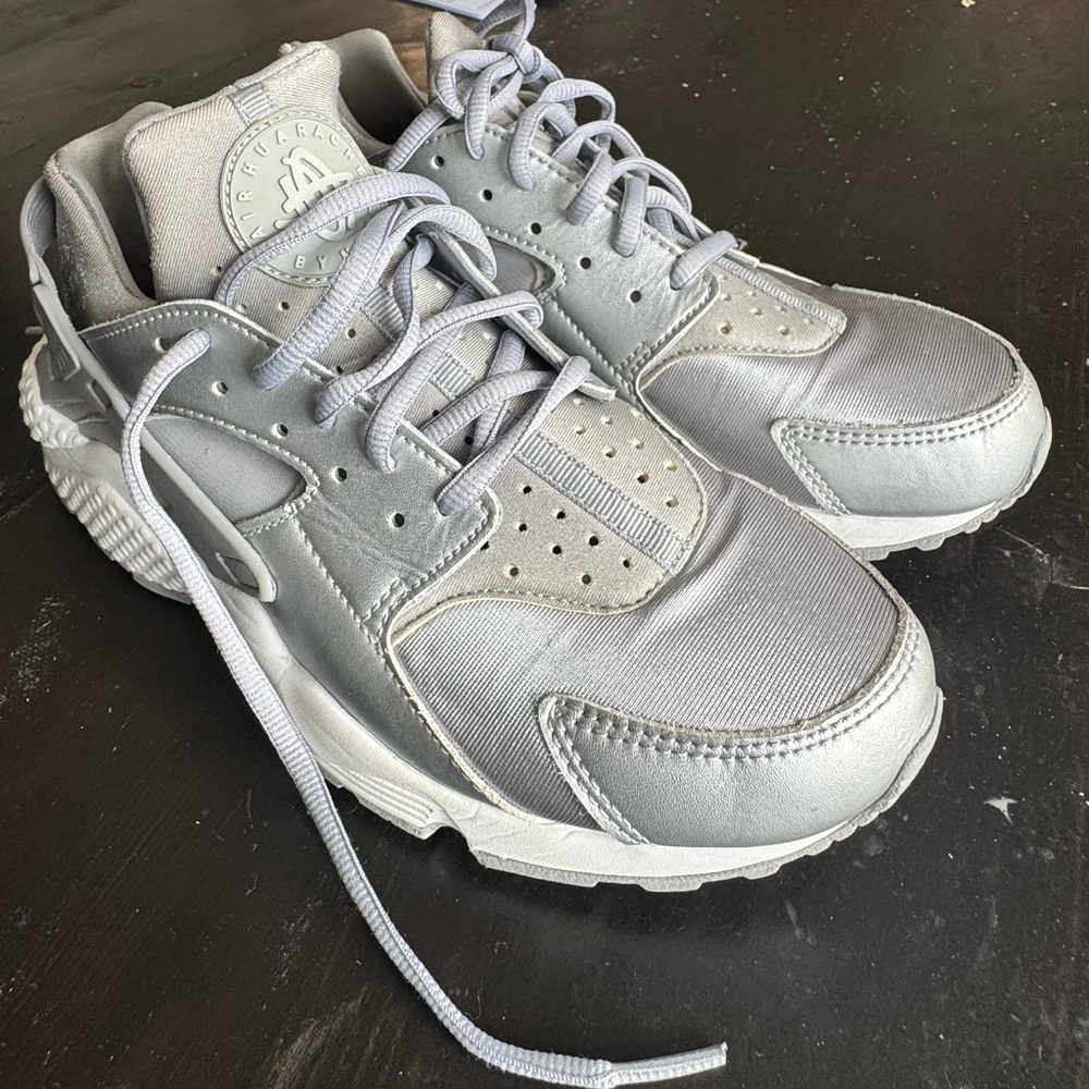 LIKE NEW Nike Air Huarache Gray Sneakers Women’s 8.5 - Picture 2 of 6